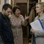 «Μαρίνα, δεν έχεις ακόμα μαζέψει τα πράγματά σου;» ρώτησε η πεθερά μου, με έναν ενθουσιασμό που μόλις και μετά βίας κατάφερνε να κρύψει.