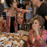 Για τα 60ά γενέθλια της πεθεράς μου, απαίτησε να μαγειρέψω 60 διαφορετικά πιάτα. Ο άντρας μου με άρπαξε από τα μαλλιά και με έσυρε στην κουζίνα, ουρλιάζοντας:  — Θα τα μαγειρέψεις όλα ή θα φύγεις από εδώ!  Έκανα πως βγαίνω για να ψωνίσω τα απαραίτητα. Όμως αυτό που έκανα αμέσως μετά τους άφησε όλους άφωνους και έκανε τα χαμόγελά τους να παγώσουν.