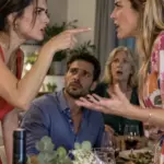 — Τι θρασύτατη γυναίκα που είσαι! Από τότε που μπήκες στη ζωή του, ο αδελφός μου δεν είναι πια ο ίδιος άνθρωπος!  — Κι εσύ είσαι μια αδιάκριτη κουτσομπόλα! Σταμάτα επιτέλους να ανακατεύεσαι σε πράγματα που δεν σε αφορούν καθόλου!