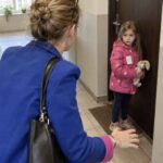 Η πεθερά μου ζητούσε χρήματα για να προσέχει την εγγονή της. Μια μέρα όμως γύρισα νωρίτερα στο σπίτι και βρήκα την κόρη μου έξω από την πόρτα ενός αγνώστου — στο παλτό της ήταν καρφιτσωμένο ένα σημείωμα.