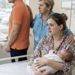 «Δεν θα την πάρω σπίτι», είπε ο άντρας μου μέσα στο μαιευτήριο.  Τον κοίταξα, βέβαιη πως δεν είχα ακούσει σωστά.  Εννέα ολόκληρους μήνες ονειρευόμουν αυτή τη στιγμή. Φανταζόμουν τη μέρα που θα κρατούσαμε για πρώτη φορά το μωρό μας στην αγκαλιά μας και θα φεύγαμε μαζί από το μαιευτήριο, γυρίζοντας επιτέλους στο σπίτι μας ως οικογένεια.  Όμως τότε είδα το πρόσωπό του.  Δεν υπήρχε ίχνος αστείου ή δισταγμού στο βλέμμα του.  Μιλούσε απολύτως σοβαρά.  Και μέσα σε λίγα δευτερόλεπτα, η χαρά που ένιωθα από τη γέννηση του παιδιού μας μετατράπηκε σε έναν φόβο που δεν μπορούσα ακόμη να εξηγήσω.  «Τι εννοείς… δεν θα την πάρεις σπίτι;» ψιθύρισα.  Εκείνος απέφυγε το βλέμμα μου.  Και τότε κατάλαβα πως πίσω από αυτή τη μία φράση κρυβόταν κάτι πολύ μεγαλύτερο.  Κάτι που είχε αποφασίσει χωρίς εμένα.  Κάτι που, μέχρι εκείνη τη στιγμή, δεν είχα ιδέα ότι συνέβαινε.