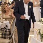 «Ο καημένος ο γέρος… Μόνο 100 λέι έβαλε στον φάκελο», σχολίασε ένας συγγενής στον γάμο της εγγονής του.  Ο ηλικιωμένος δεν είπε ούτε λέξη.  Έμεινε ήσυχος στη θέση του μέχρι το τέλος της βραδιάς, με μια παλιά υφασμάτινη τσάντα ακουμπισμένη δίπλα στα πόδια του.  Όταν όμως ήρθε η ώρα να φύγει, σηκώθηκε αργά, πλησίασε τη νύφη και της έδωσε την φθαρμένη τσάντα που κρατούσε κοντά του όλο το βράδυ.  — Αυτό είναι για σένα, κορίτσι μου. Μόνο μην το ανοίξεις εδώ.  Η νύφη τον κοίταξε απορημένη.  Και λίγα λεπτά αργότερα, όταν άνοιξε την τσάντα, κατάλαβε γιατί ο παππούς της δεν είχε απαντήσει σε κανέναν.