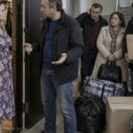 — Το Σάββατο ο αδελφός μου και όλη του η οικογένεια θα μετακομίσουν στο σπίτι μας — ανακοίνωσε ο άντρας μου με απόλυτη ψυχραιμία, σαν να μου έλεγε απλώς τι θα φάμε το βράδυ.  Τον κοίταξα σιωπηλή για μερικά δευτερόλεπτα.  Δεν μπορούσα να πιστέψω ότι είχε πάρει μια τόσο μεγάλη απόφαση χωρίς καν να με ρωτήσει.  Ύστερα πήρα μια βαθιά ανάσα και του απάντησα ήρεμα:  — Όχι. Δεν συμφωνώ.  Το χαμόγελό του έσβησε αμέσως.  — Δεν είναι κάτι που χρειάζεται να αποφασίσεις εσύ.  Τότε κατάλαβα πως για εκείνον το θέμα είχε ήδη λήξει.  Μόνο που δεν είχε υπολογίσει κάτι.  Το σπίτι ήταν και δικό μου.